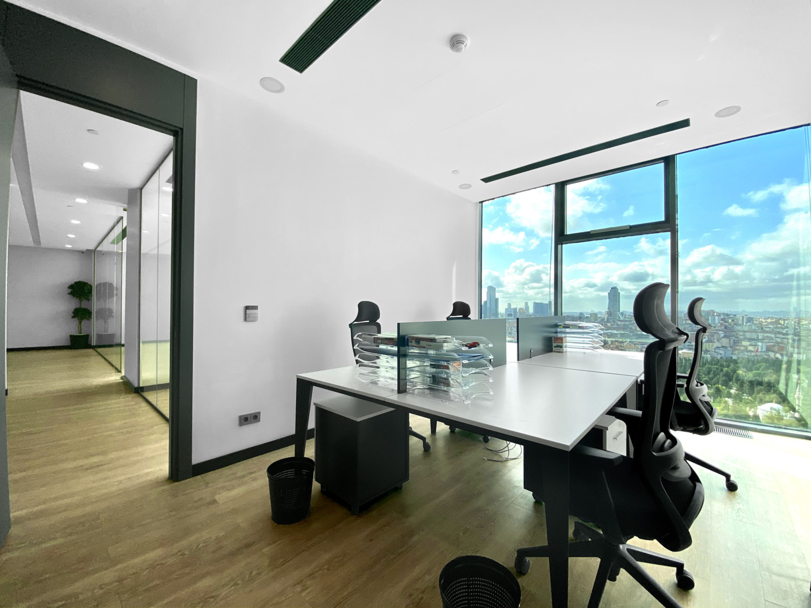 Modernes Büro im iTower mit Blick auf die Skyline