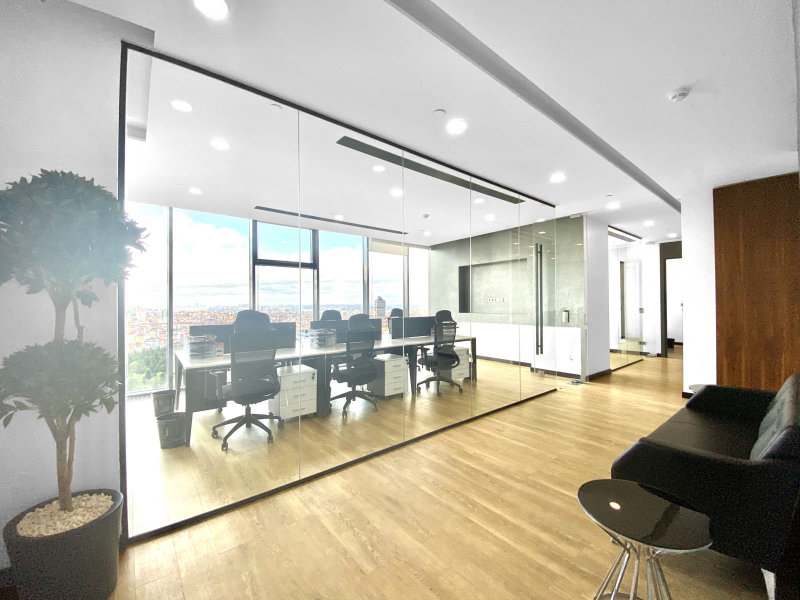 Lounge und verglastes Teambüro am Standort Istanbul
