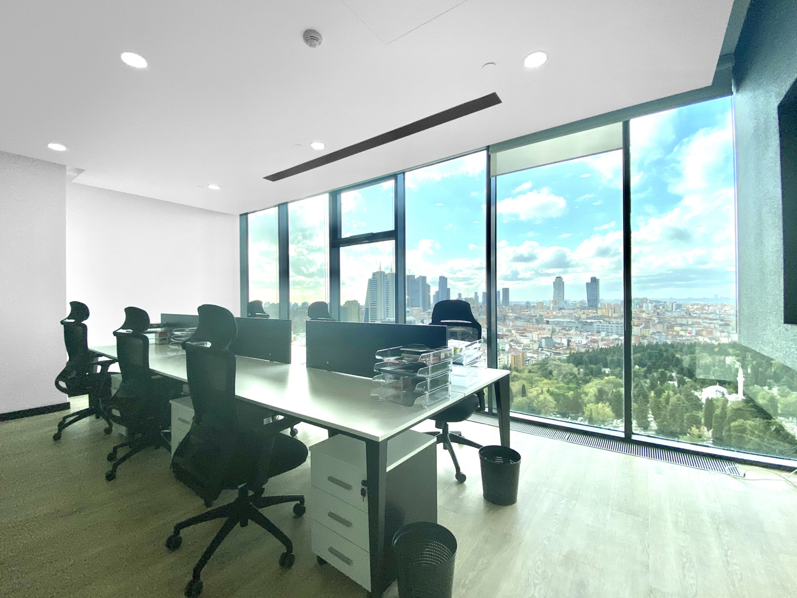 Arbeitsplätze mit Panoramablick über Istanbul aus dem iTower Şişli