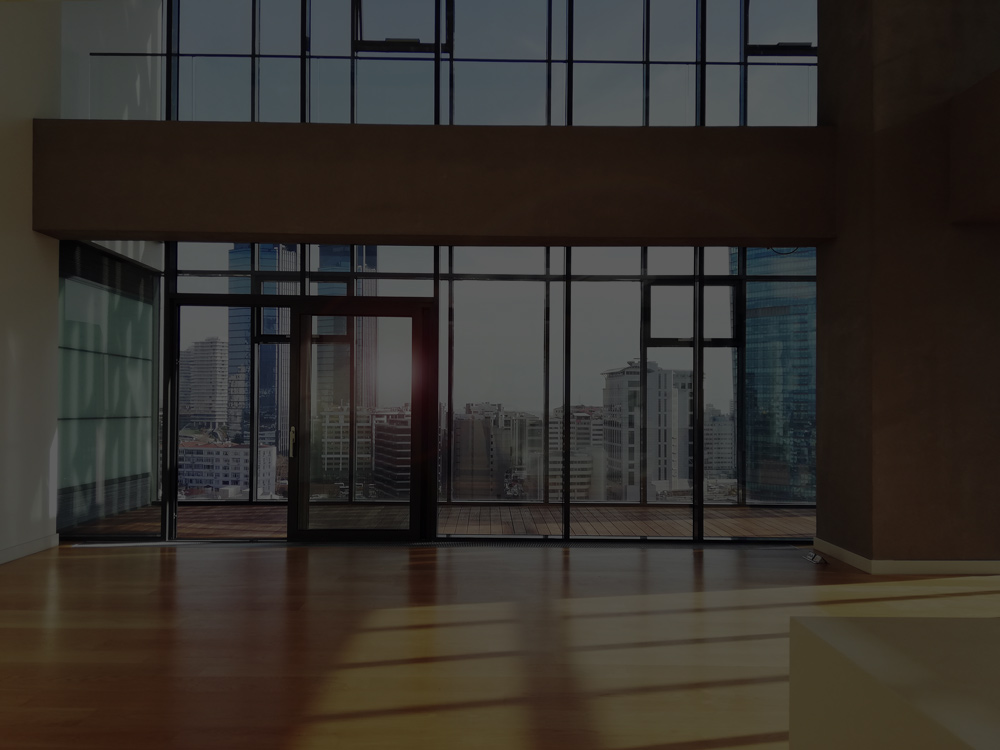 Moderne Lobby im iTower Şişli mit Panoramafenstern und Blick über Istanbul