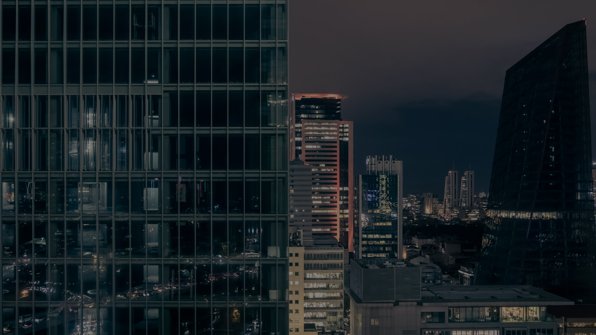 Moderne Bürogebäude in Izmir bei Nacht