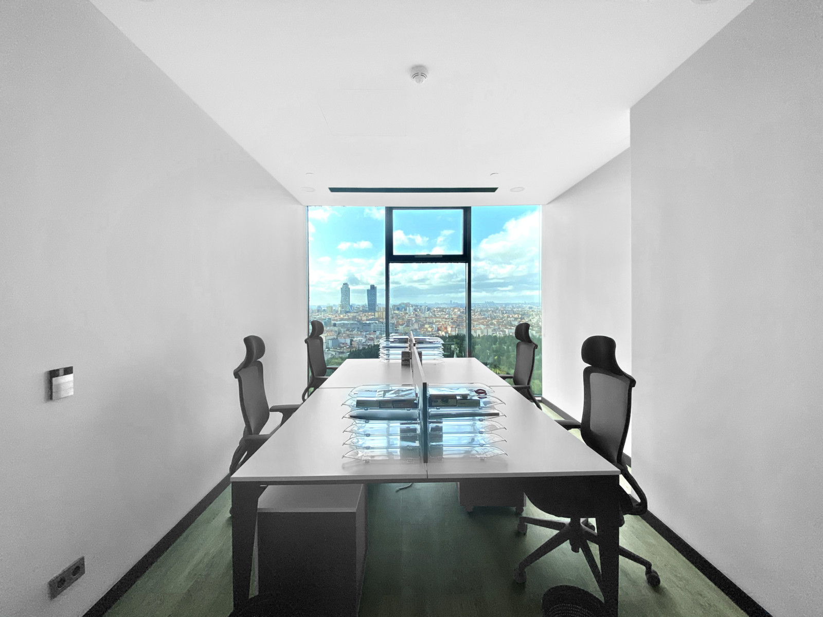Heller Arbeitsplatz mit Panoramablick über Istanbul
