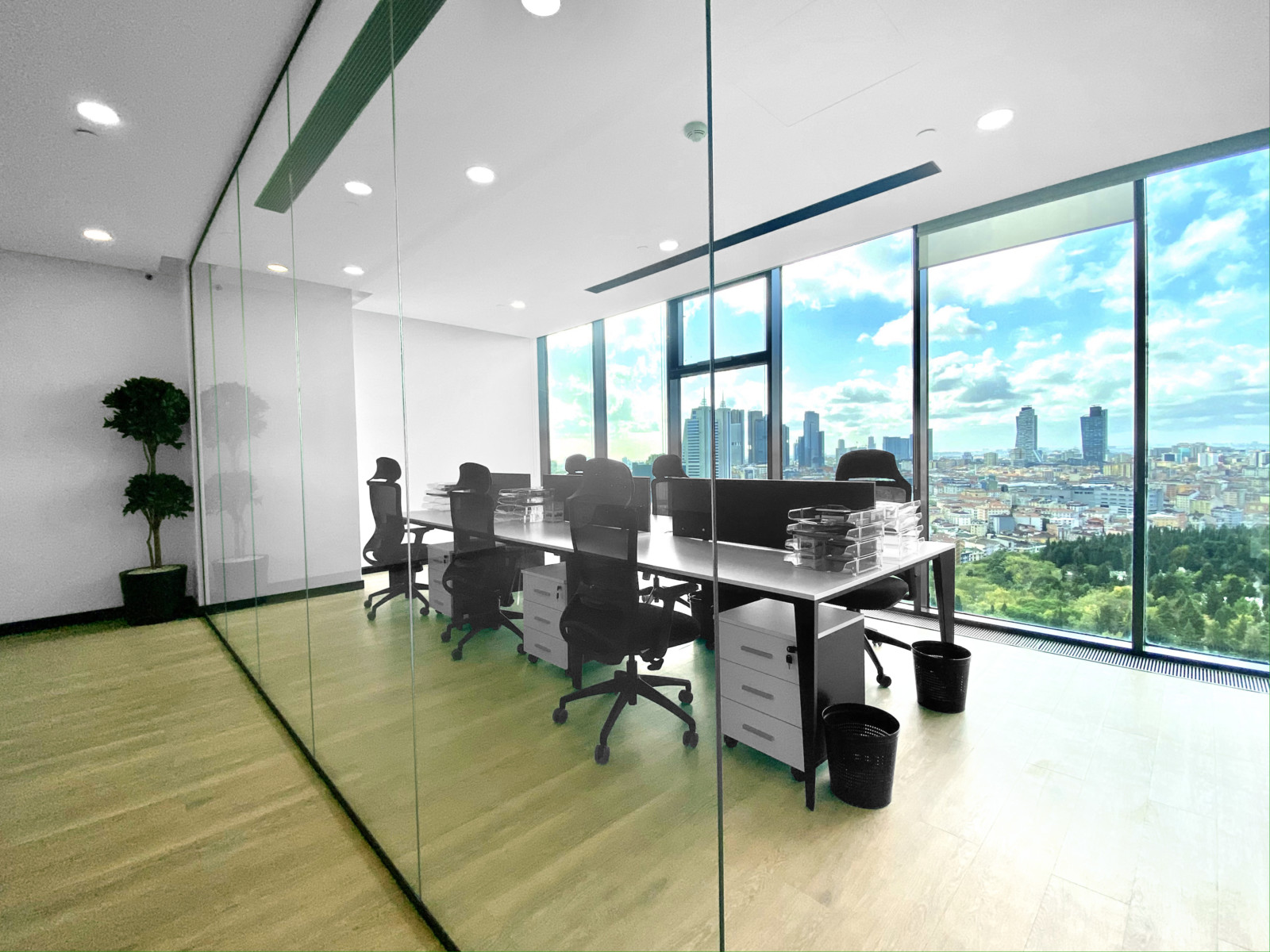 Verglaster Arbeitsbereich mit weitem Stadtblick